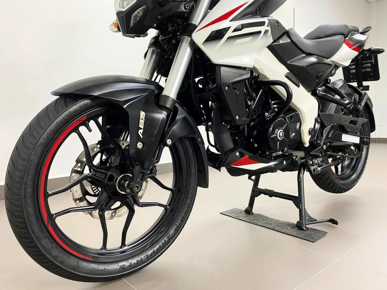 BAJAJ DOMINAR 160