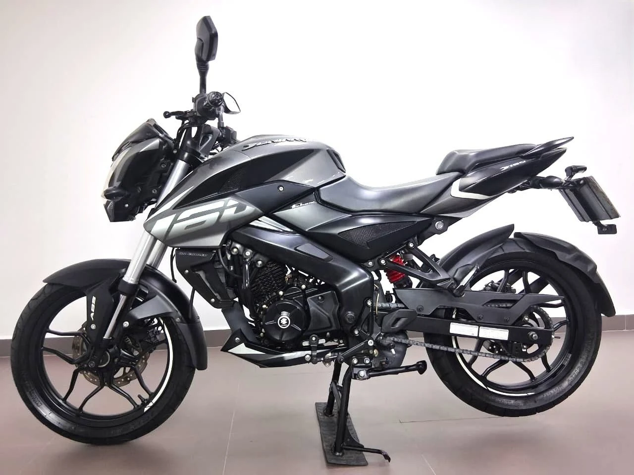 BAJAJ DOMINAR 160