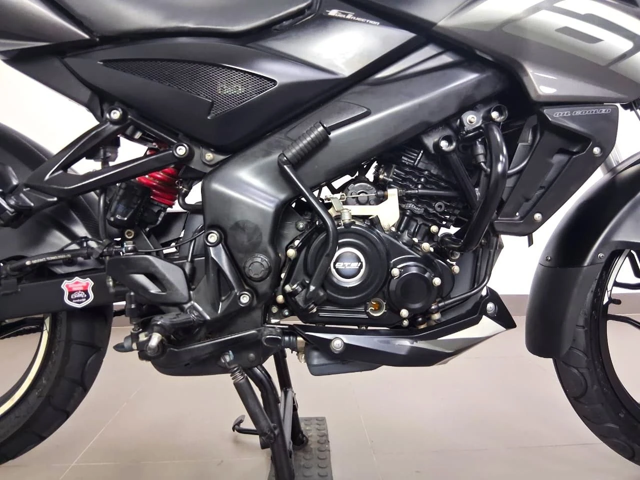 BAJAJ DOMINAR 160