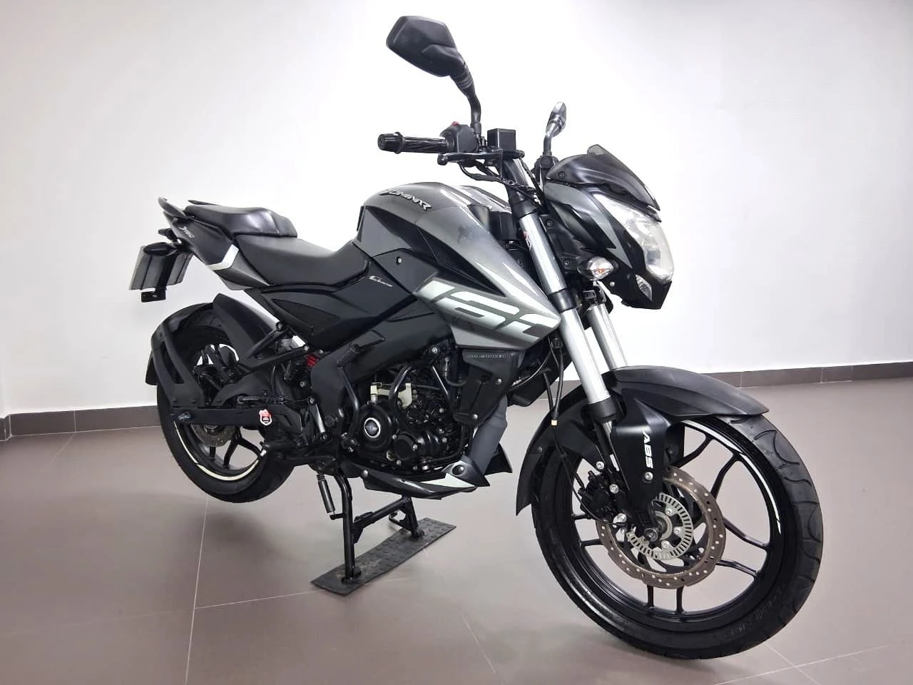 BAJAJ DOMINAR 160