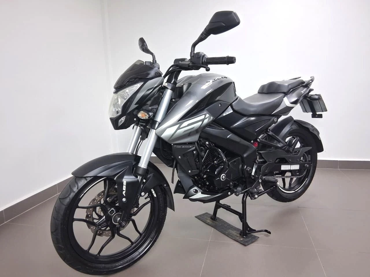 BAJAJ DOMINAR 160