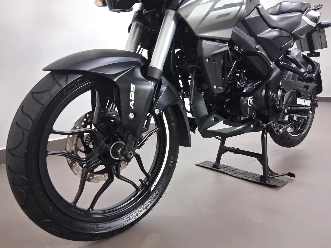 BAJAJ DOMINAR 160