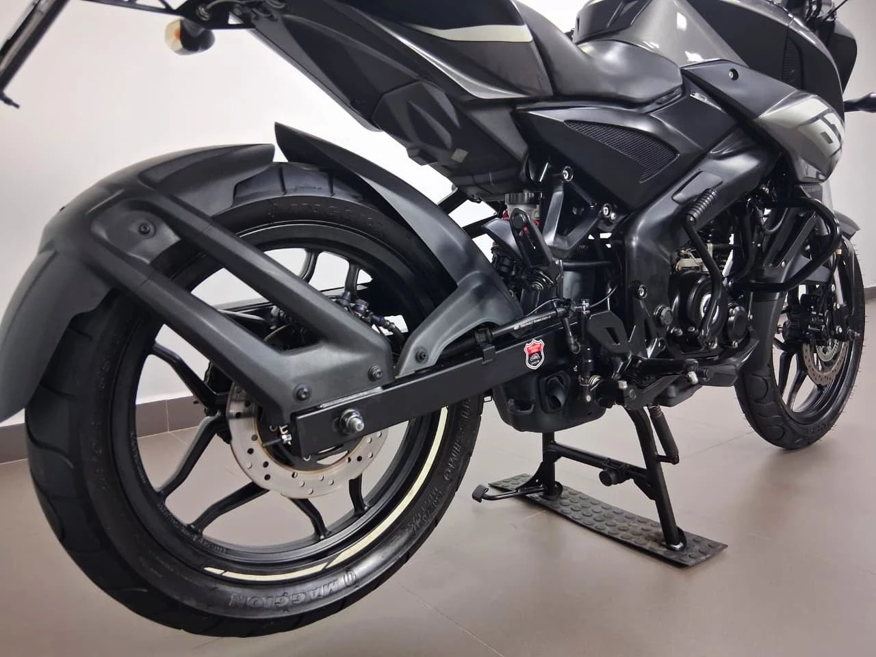 BAJAJ DOMINAR 160