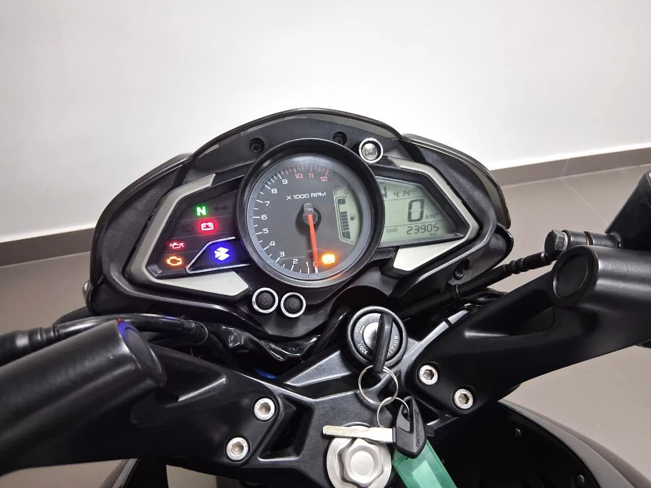 BAJAJ DOMINAR 160