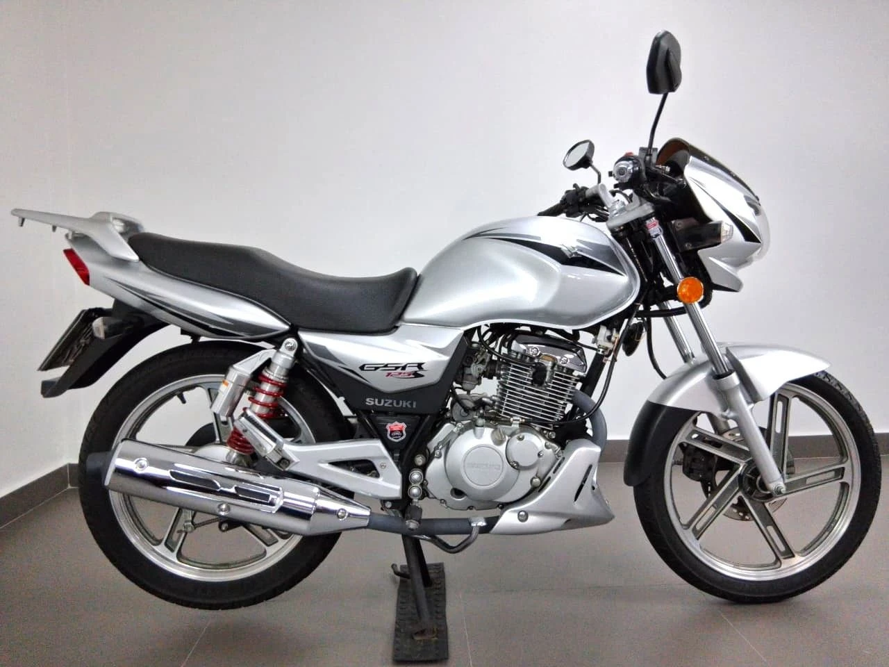 SUZUKI GSR 125 S
