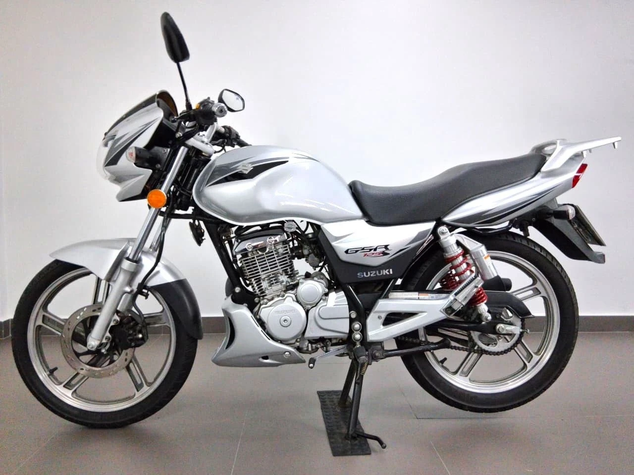 SUZUKI GSR 125 S