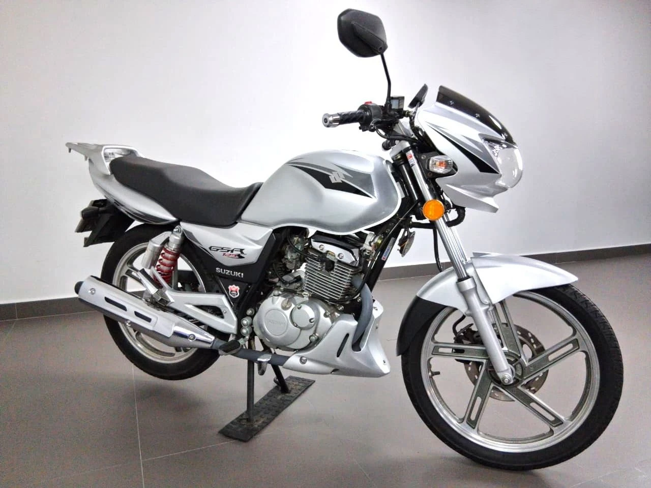 SUZUKI GSR 125 S