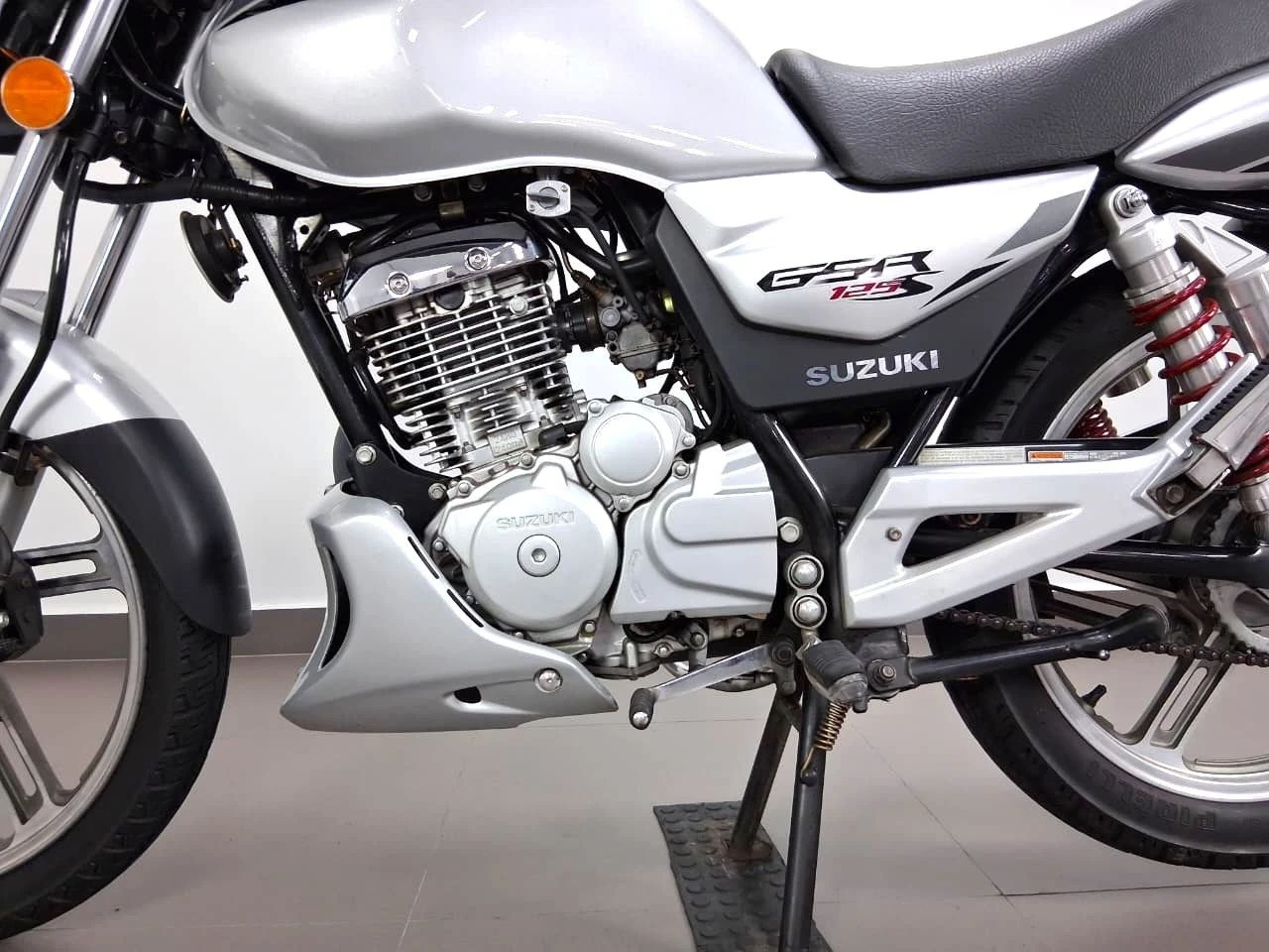 SUZUKI GSR 125 S