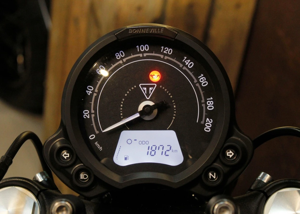 TRIUMPH BONNEVILLE BOBBER 1200
