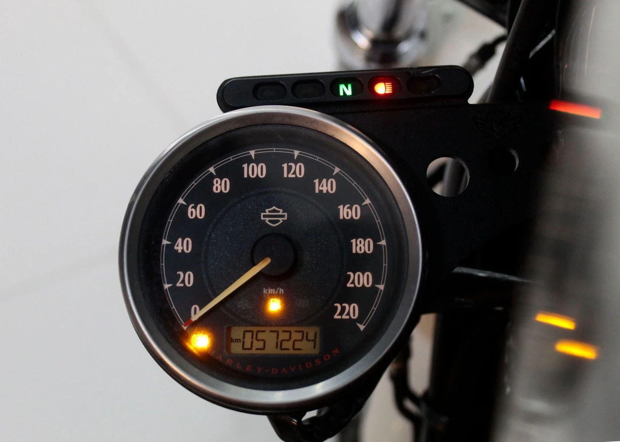 HARLEY-DAVIDSON SPORTSTER XL 883 R