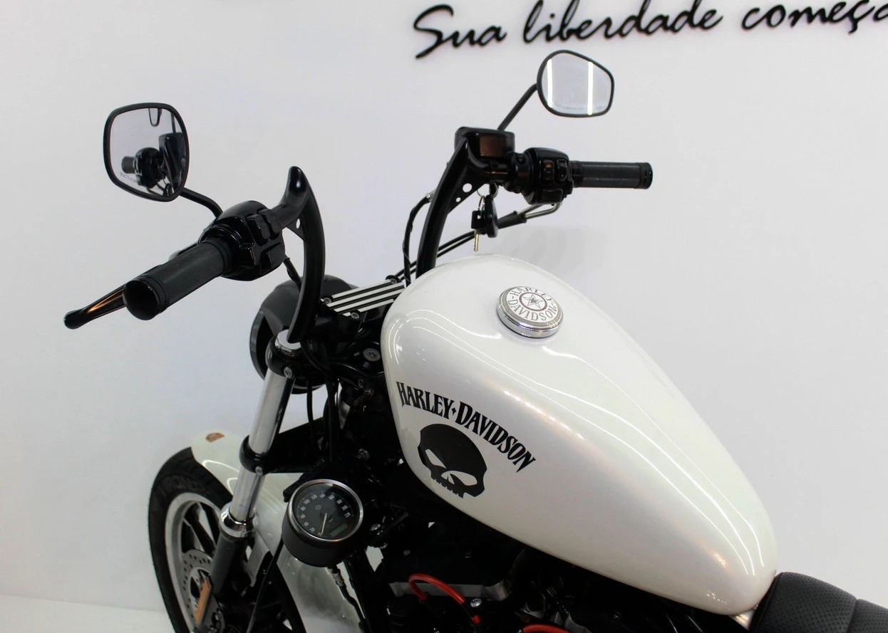 HARLEY-DAVIDSON SPORTSTER XL 883 R