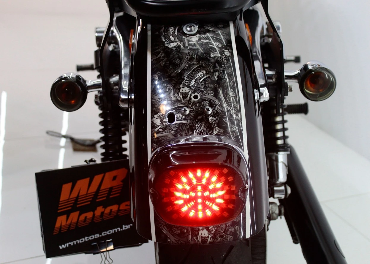 HARLEY-DAVIDSON SPORTSTER XL 883 R