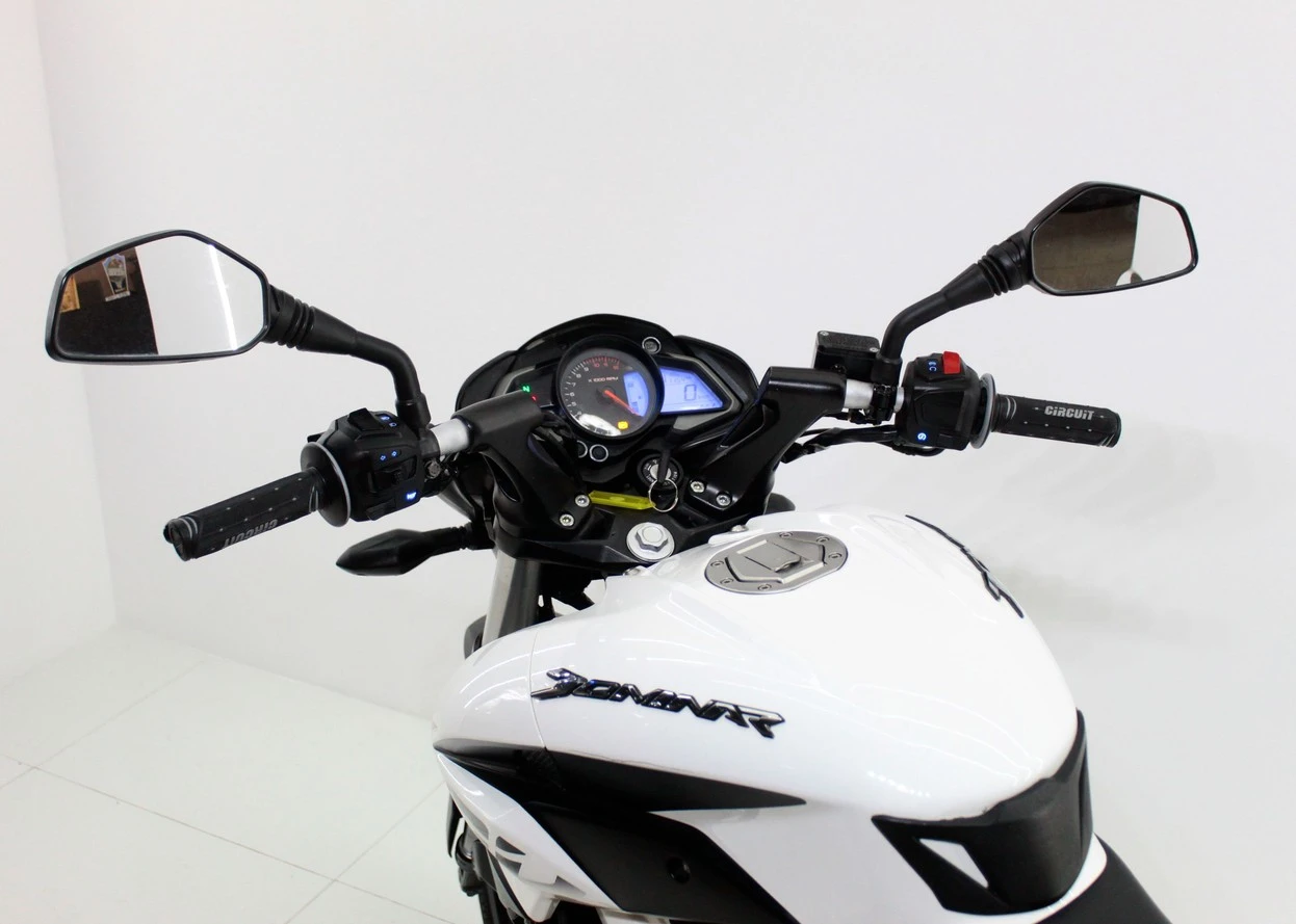BAJAJ DOMINAR 200