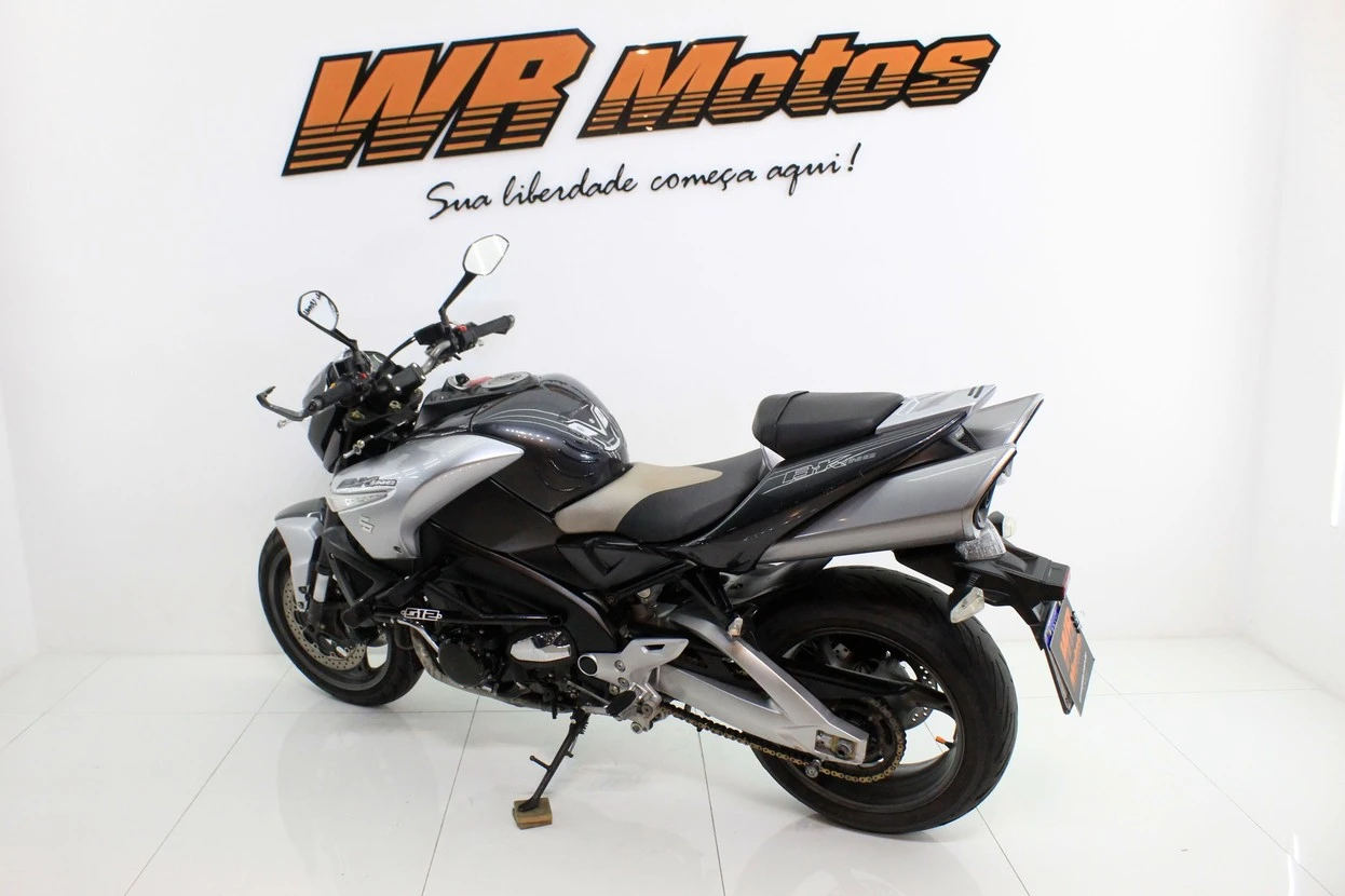 SUZUKI GSX 1300 B-KING