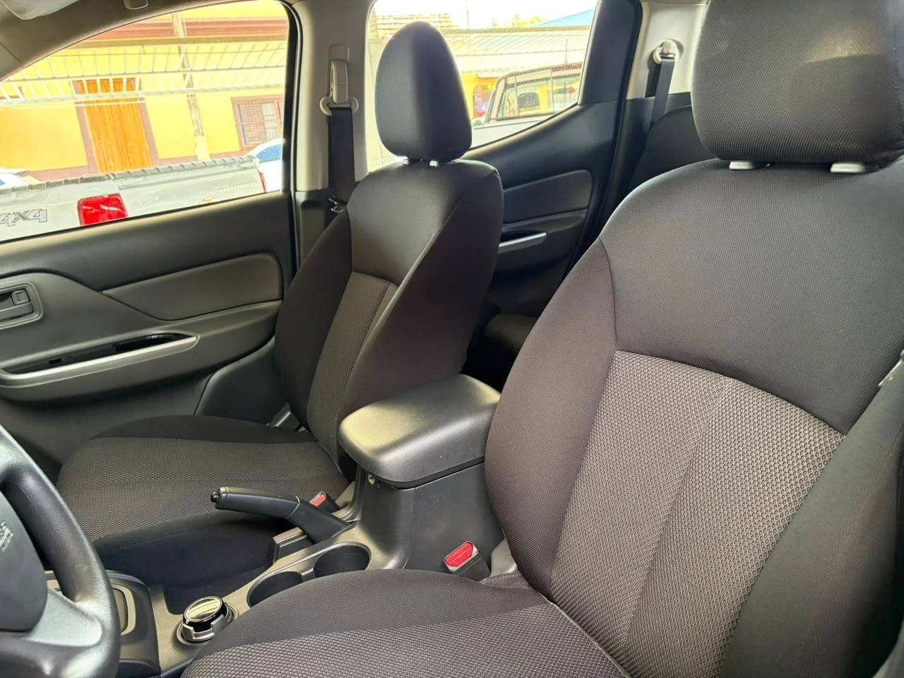 MITSUBISHI L200 TRITON