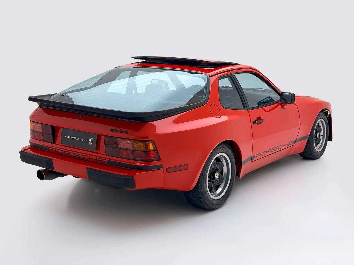 PORSCHE 944