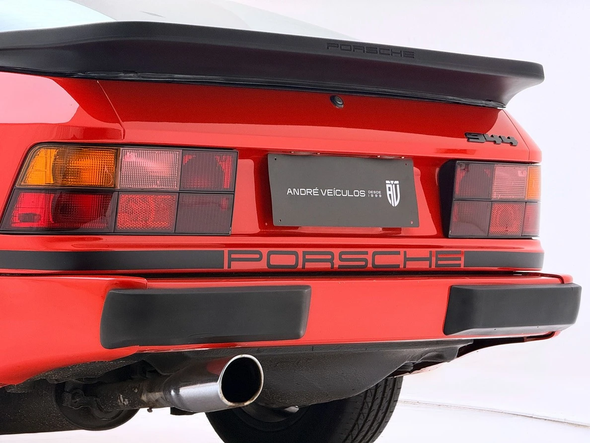 PORSCHE 944