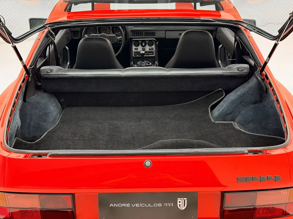 PORSCHE 944