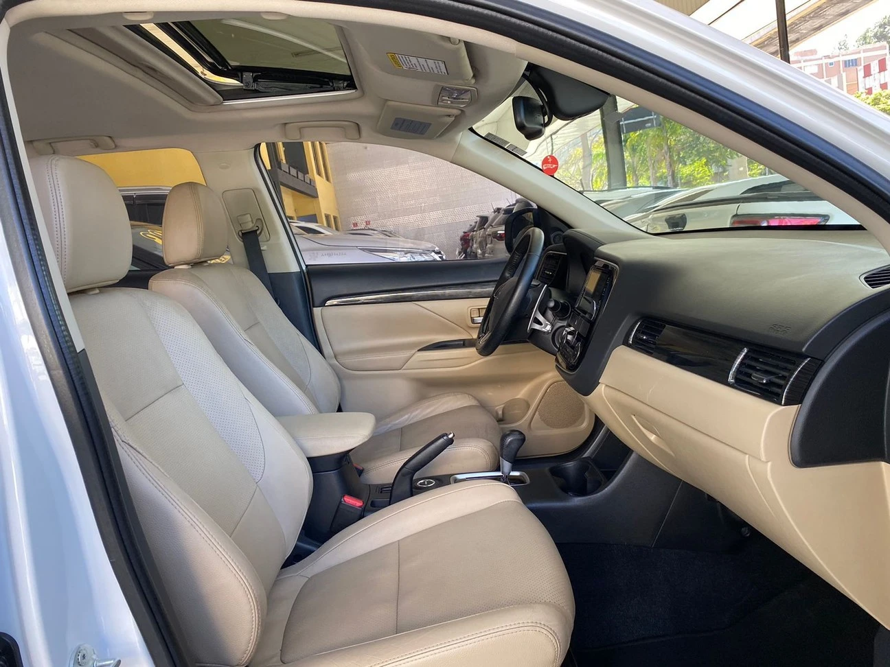 MITSUBISHI OUTLANDER