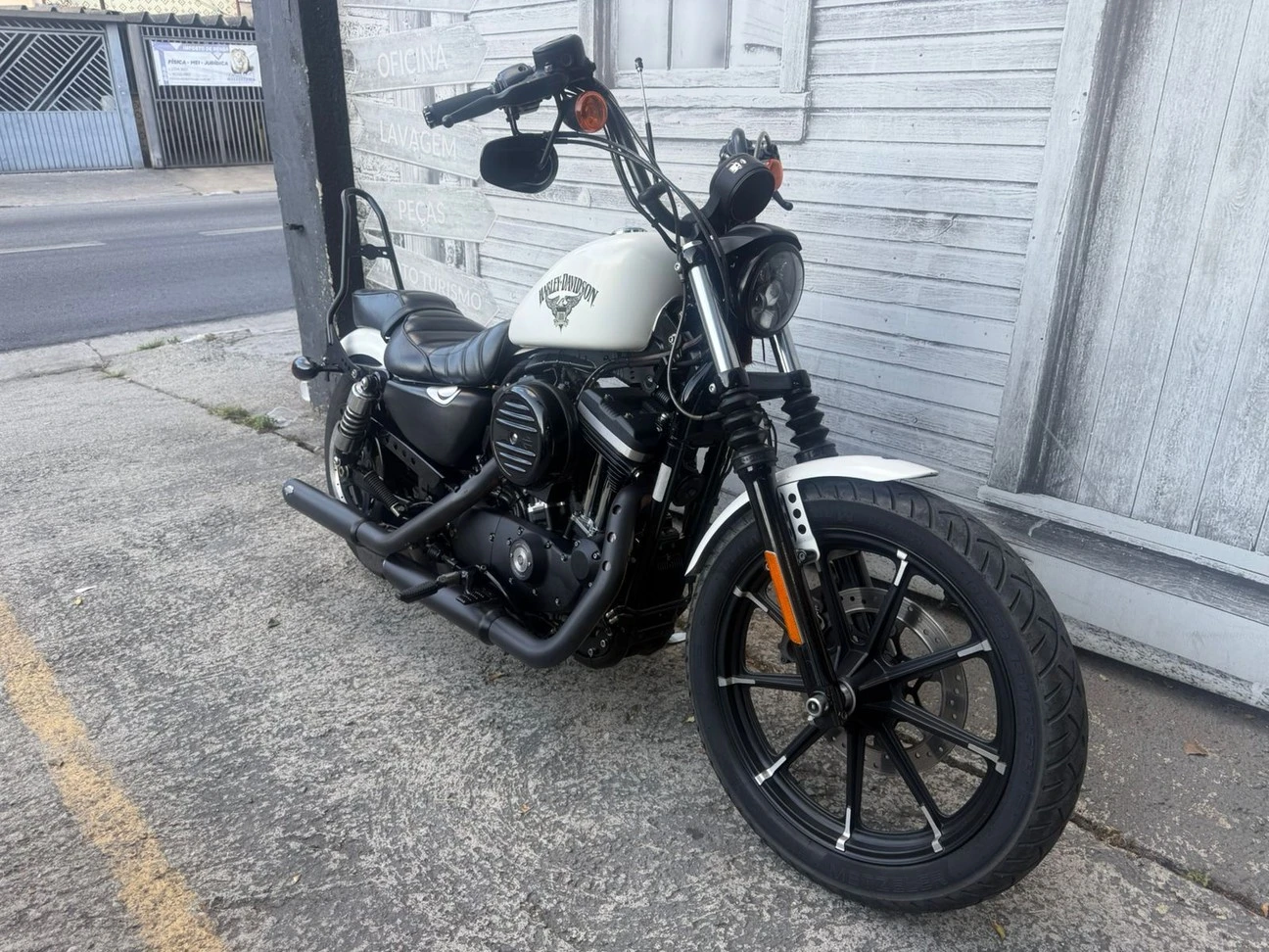 HARLEY-DAVIDSON SPORTSTER IRON 883