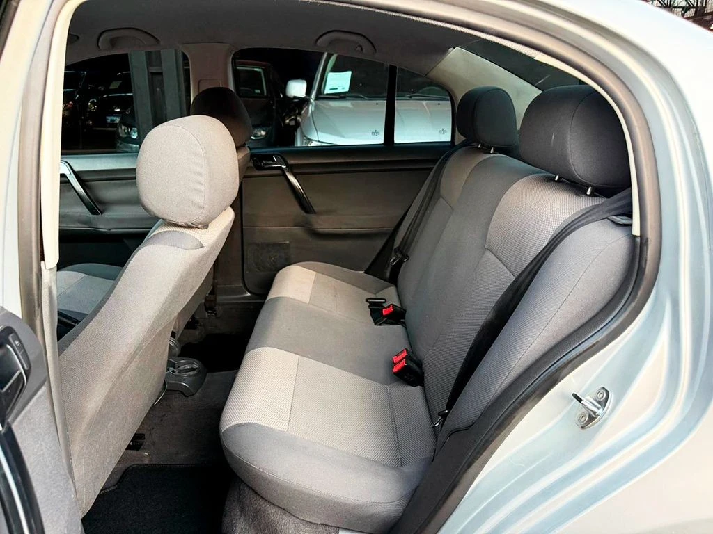 VOLKSWAGEN POLO SEDAN