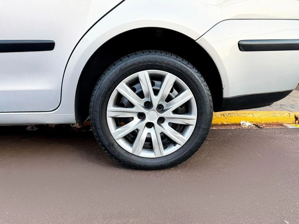 VOLKSWAGEN POLO SEDAN