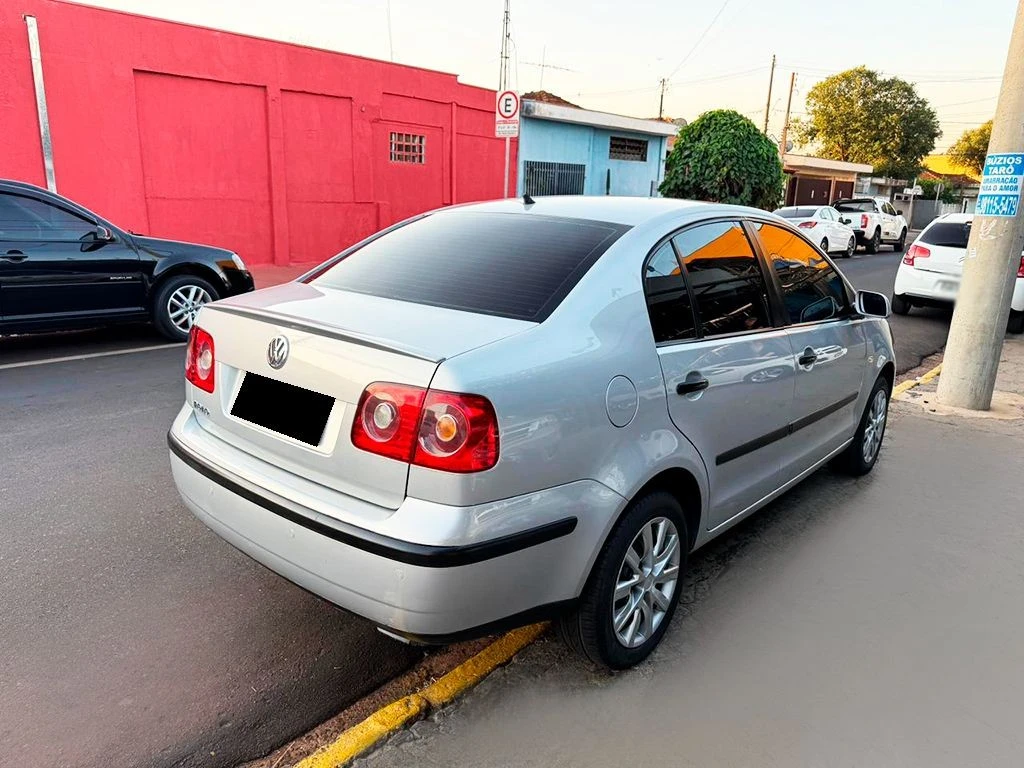 VOLKSWAGEN POLO SEDAN