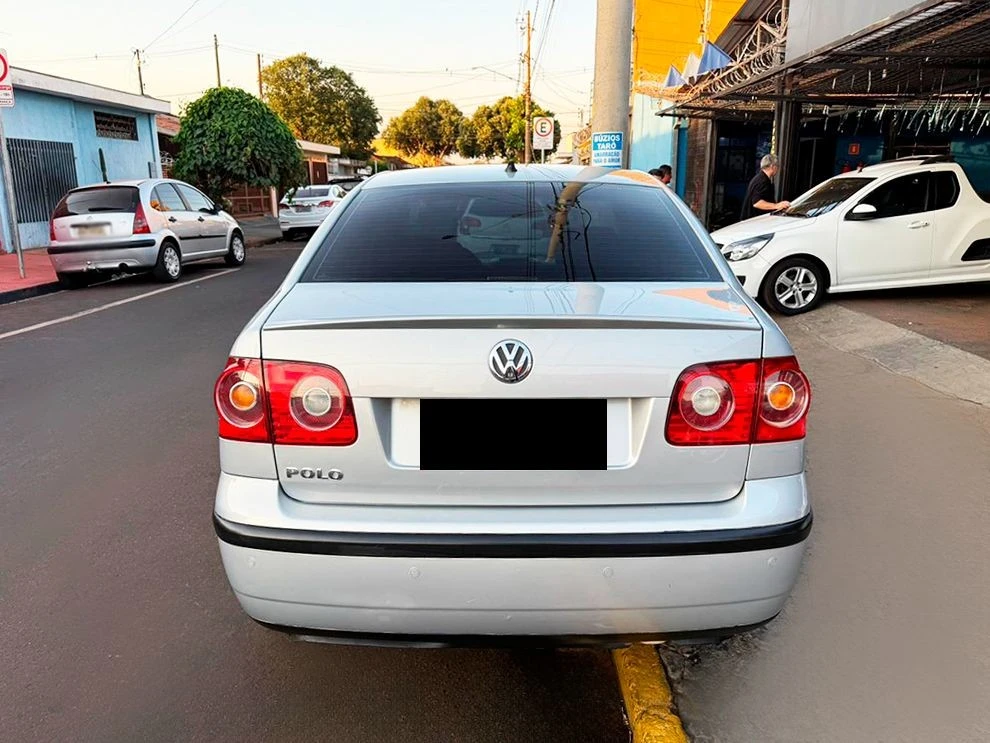 VOLKSWAGEN POLO SEDAN