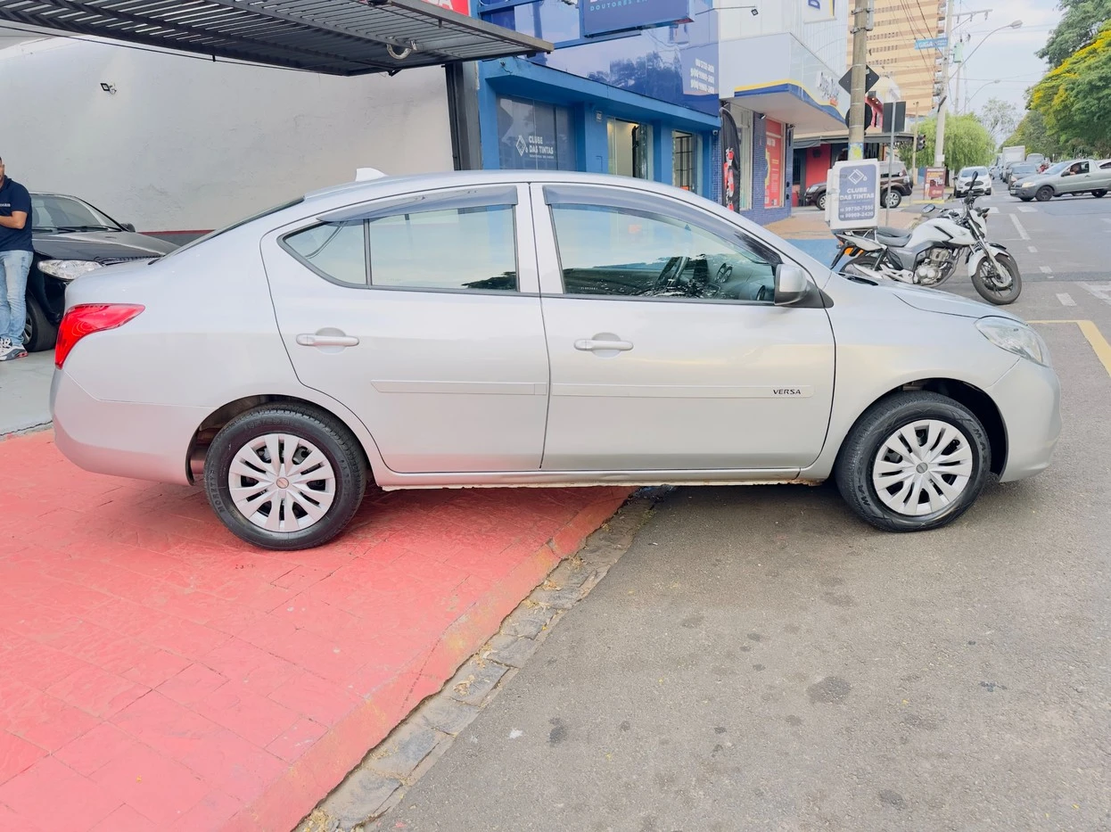 NISSAN VERSA