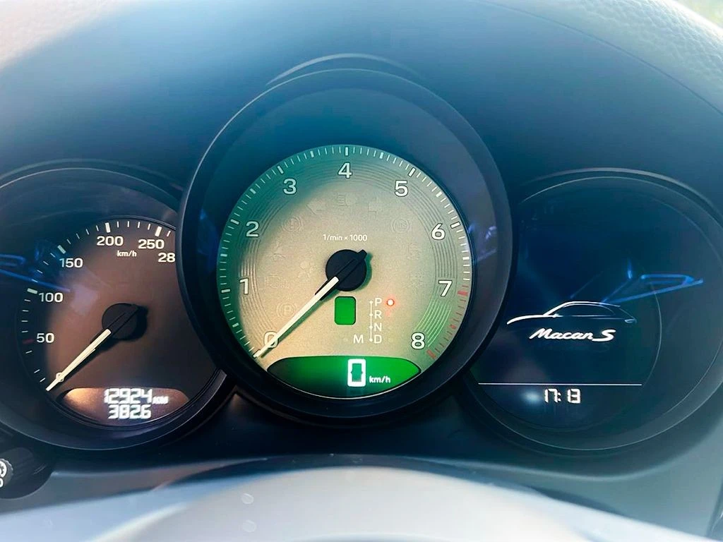 PORSCHE MACAN