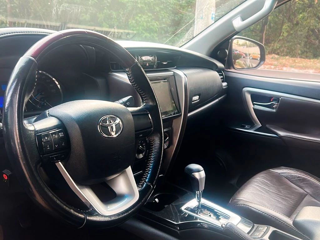 TOYOTA HILUX SW4