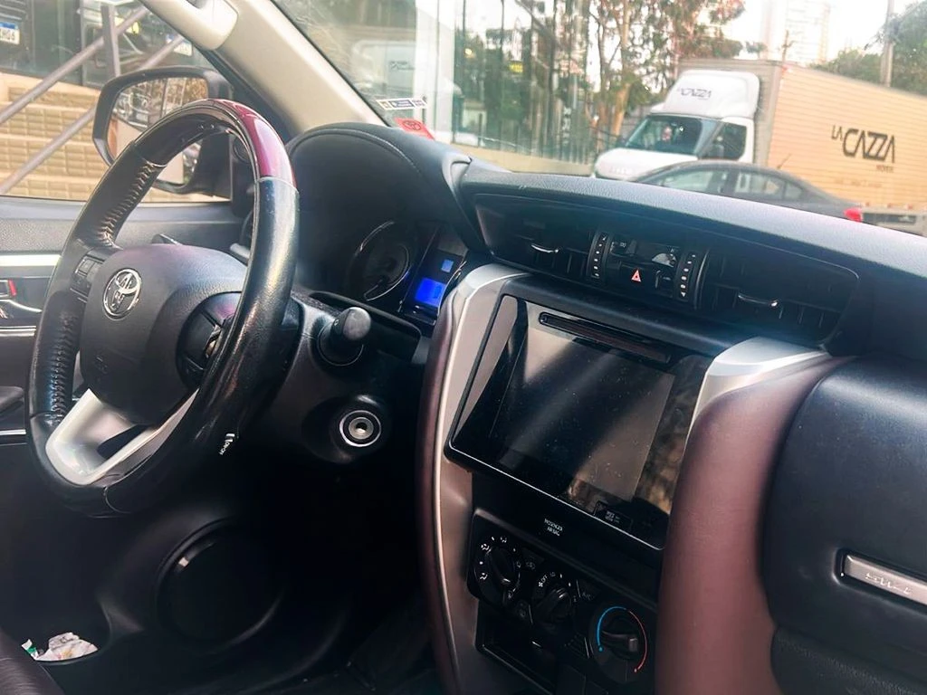 TOYOTA HILUX SW4