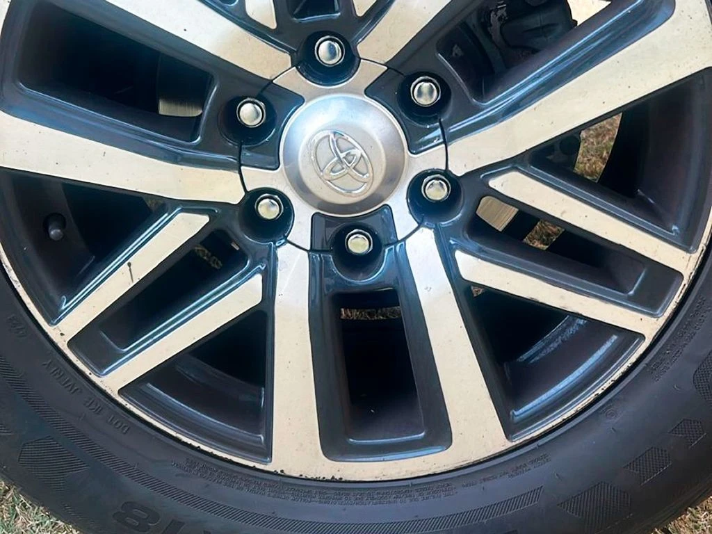 TOYOTA HILUX SW4