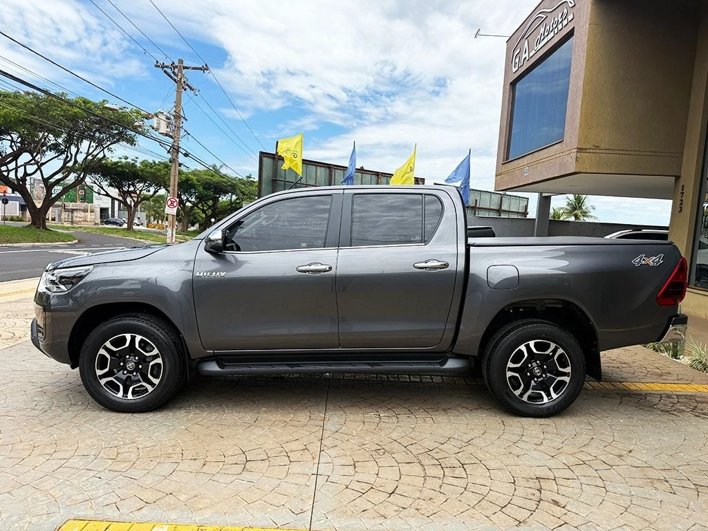 TOYOTA HILUX