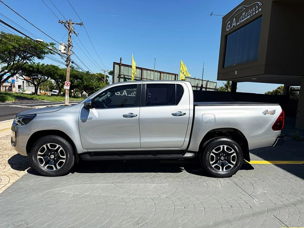 TOYOTA HILUX