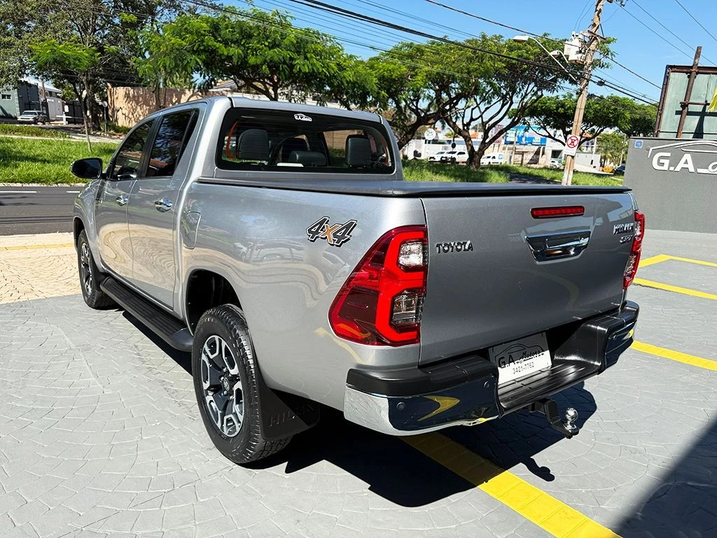 TOYOTA HILUX