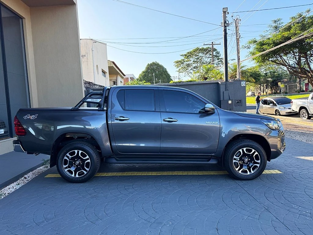 TOYOTA HILUX
