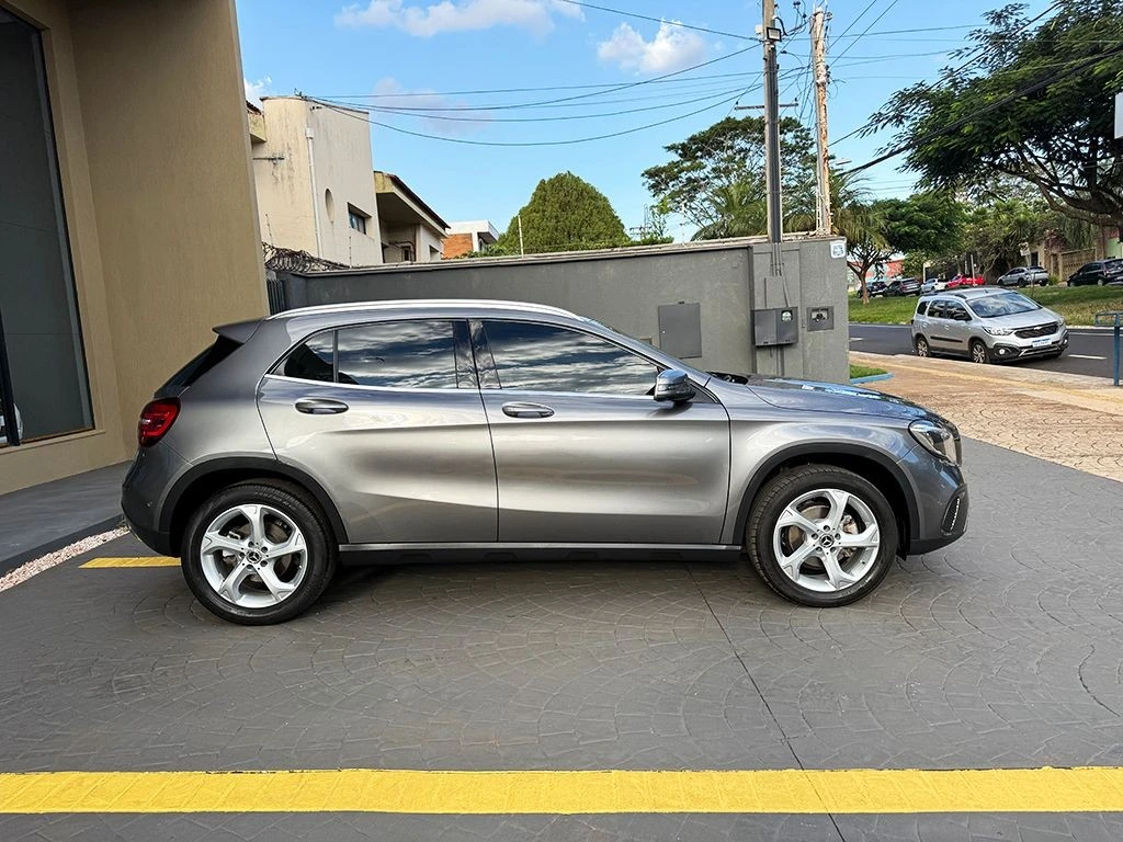 MERCEDES-BENZ GLA 200