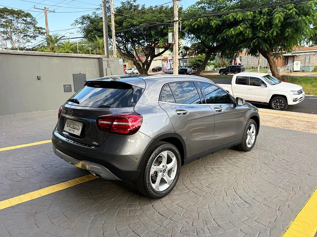 MERCEDES-BENZ GLA 200