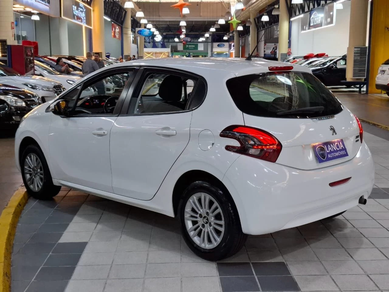 PEUGEOT 208