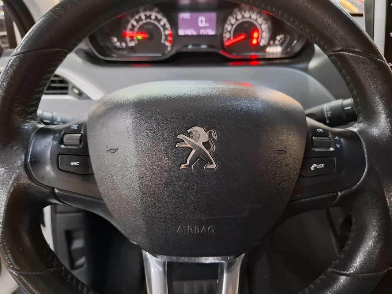 PEUGEOT 208