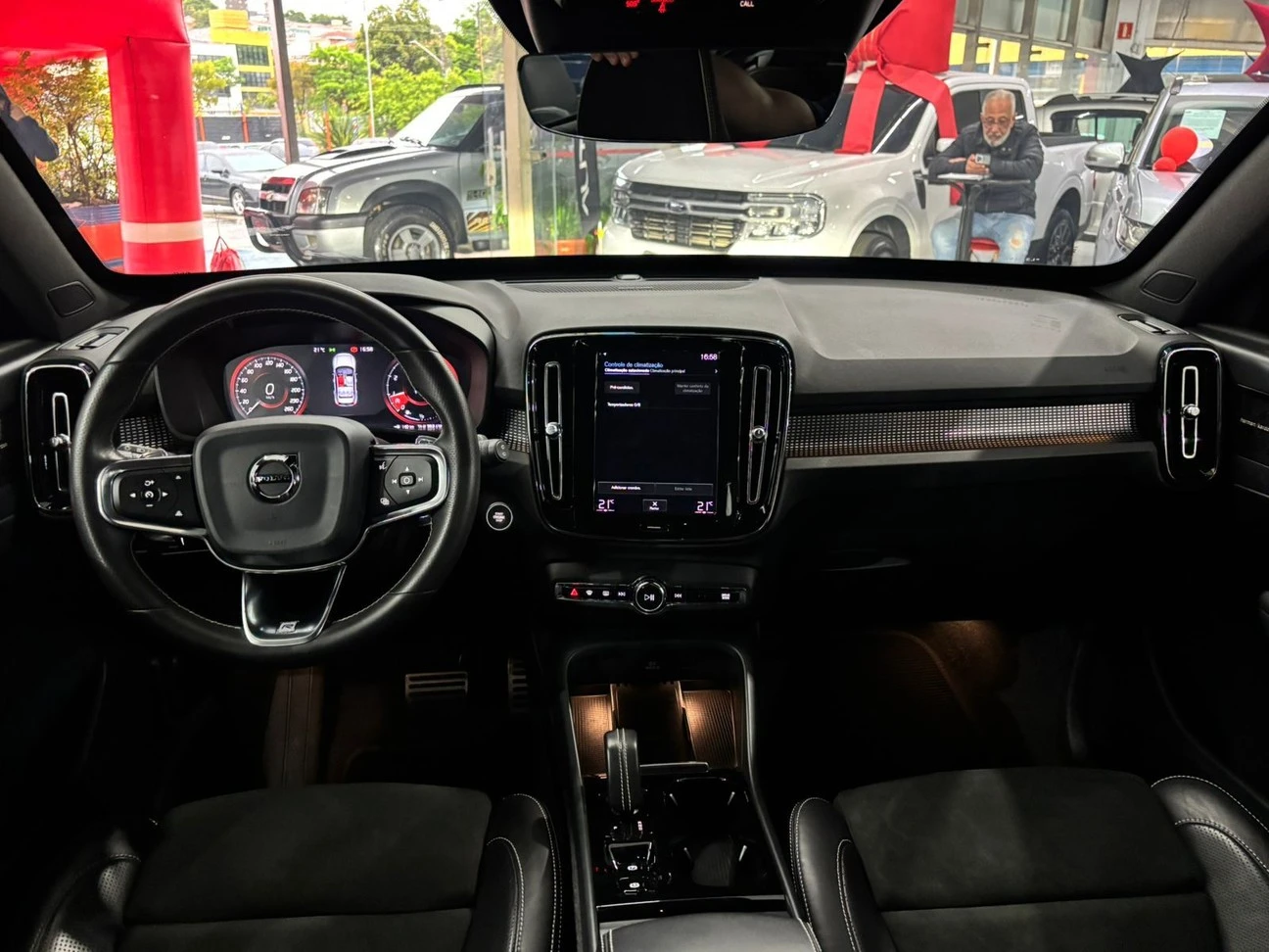 VOLVO XC40