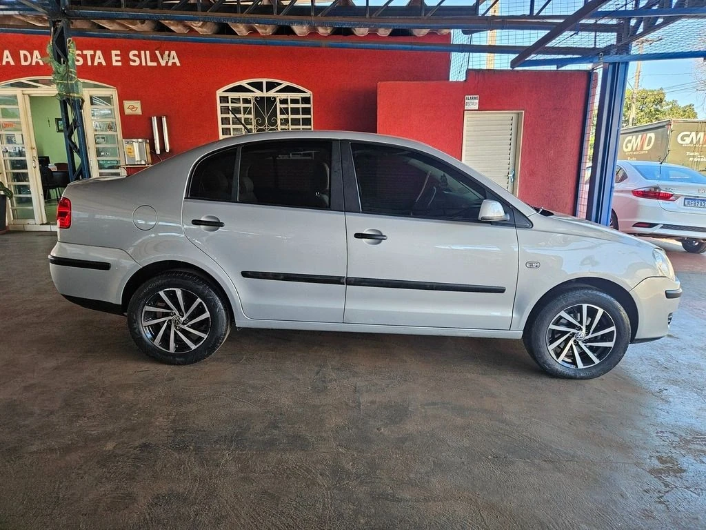 VOLKSWAGEN POLO SEDAN