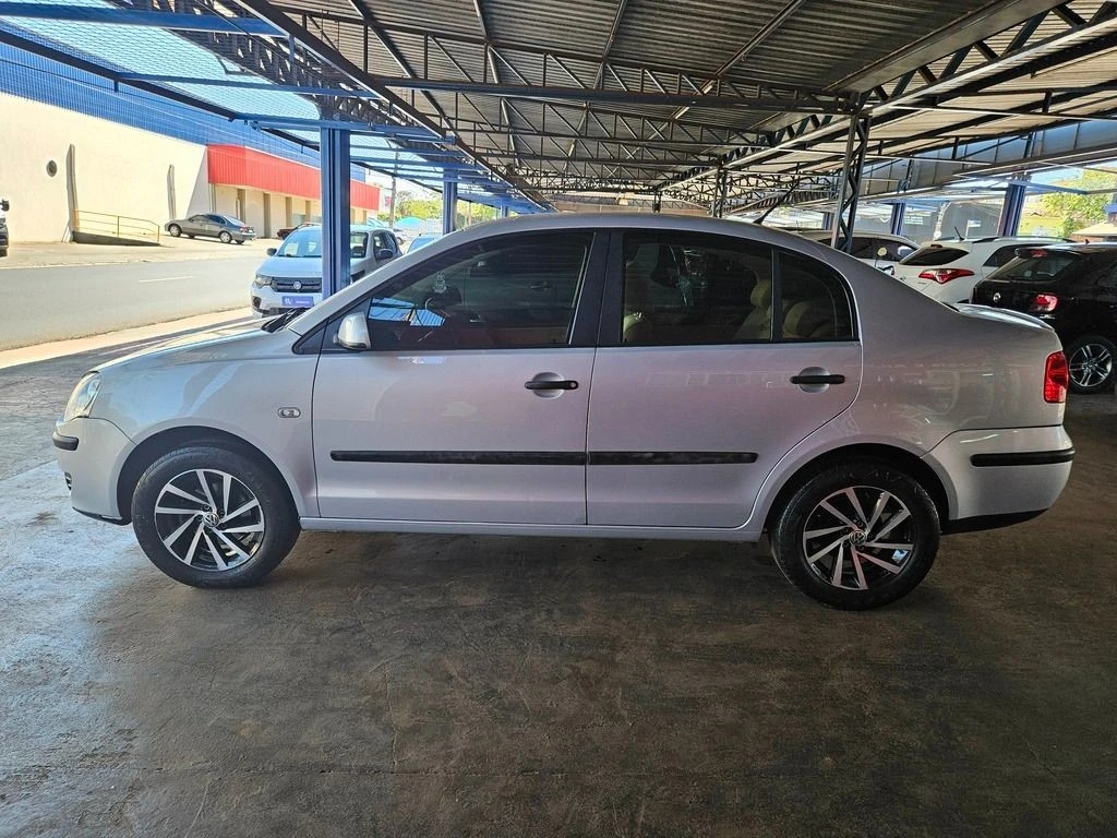 VOLKSWAGEN POLO SEDAN