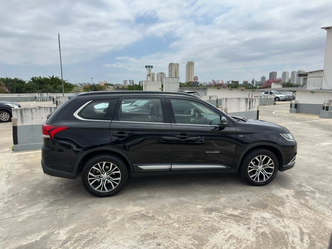 MITSUBISHI OUTLANDER