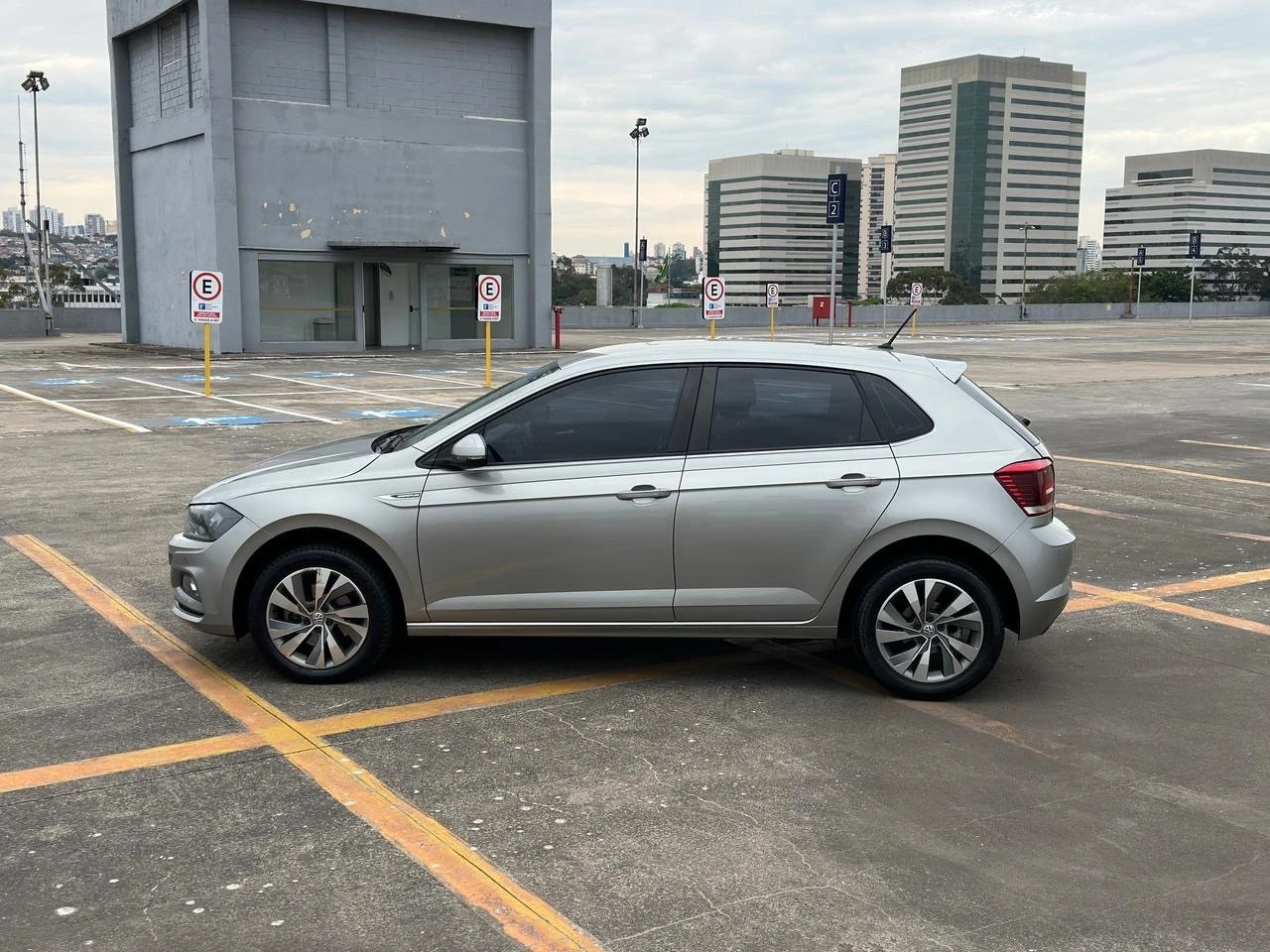 VOLKSWAGEN POLO