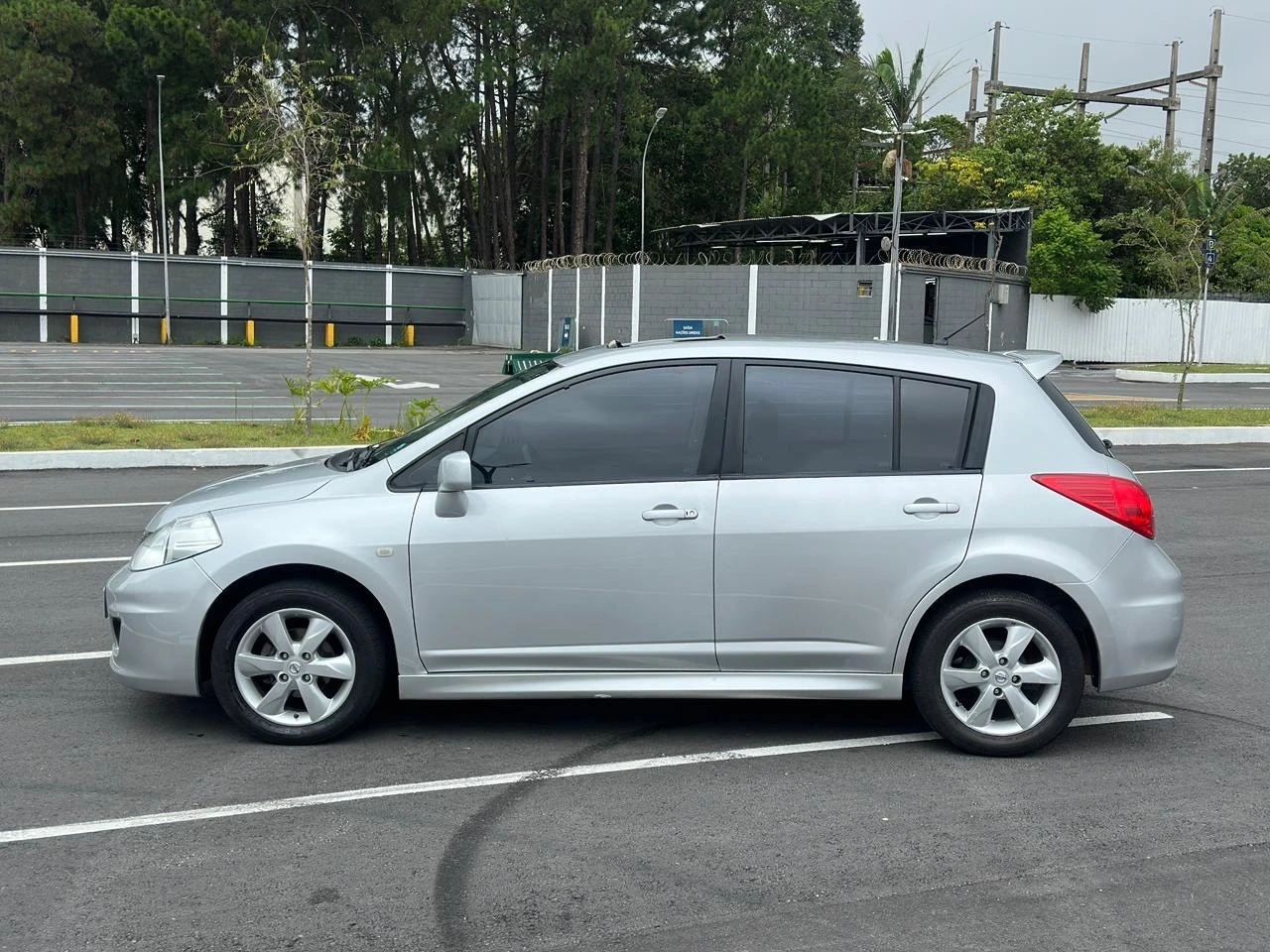 NISSAN TIIDA