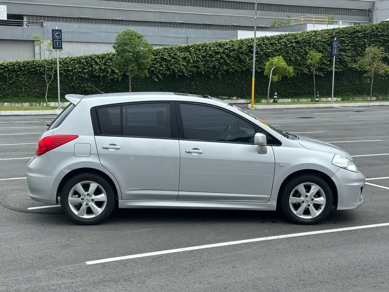 NISSAN TIIDA