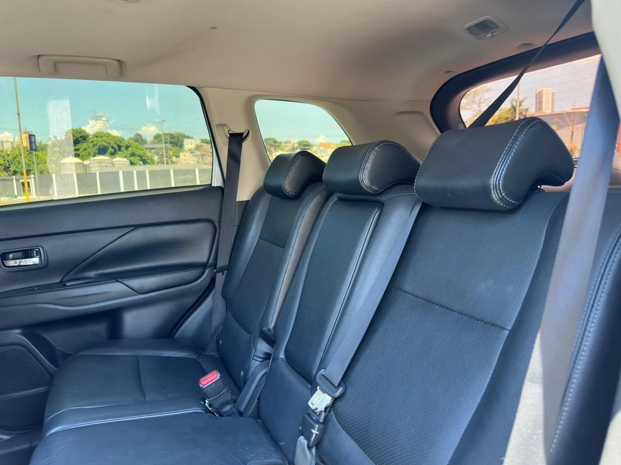 MITSUBISHI OUTLANDER