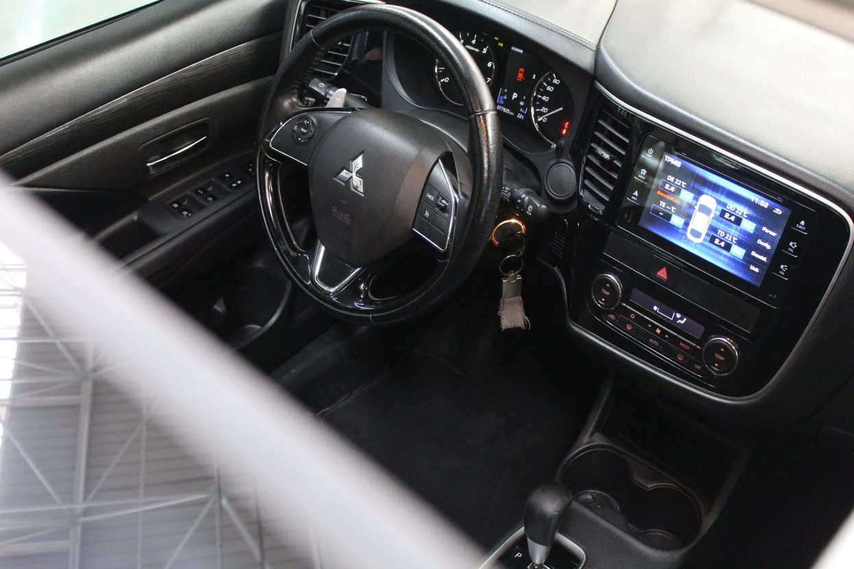 MITSUBISHI OUTLANDER